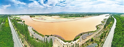 黃色——寧夏作為全國(guó)唯一一個(gè)全境屬于黃河流域的省份，把保障黃河長(zhǎng)治久安作為重中之重，實(shí)施河道和灘區(qū)綜合治理工程，推進(jìn)水資源節(jié)約集約利用，統(tǒng)籌推進(jìn)生態(tài)保護(hù)修復(fù)和環(huán)境治理，努力建設(shè)黃河流域生態(tài)保護(hù)和高質(zhì)量發(fā)展先行區(qū)。 本報(bào)記者 王猛 攝