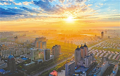     橙色——一縷陽(yáng)光叫醒銀川。寧夏持續(xù)打好藍(lán)天保衛(wèi)戰(zhàn)，重點(diǎn)開(kāi)展了重污染天氣消除、臭氧污染防治和柴油貨車污染治理三大攻堅(jiān)戰(zhàn)，推動(dòng)全區(qū)空氣質(zhì)量持續(xù)改善。本報(bào)記者 王猛 攝
