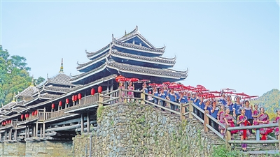     8月26日，三江侗族自治縣程陽八寨景區(qū)。程陽八寨位于三江侗族自治縣林溪鎮(zhèn)，立足中國侗族原生態(tài)旅游資源，通過旅游銷售油茶、茶葉、侗族工藝品等提高群眾收入。