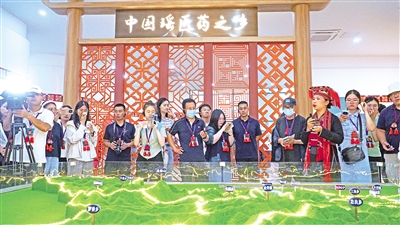     8月24日，記者一行走進“中國瑤醫(yī)藥之鄉(xiāng)”廣西來賓市金秀瑤族自治縣。