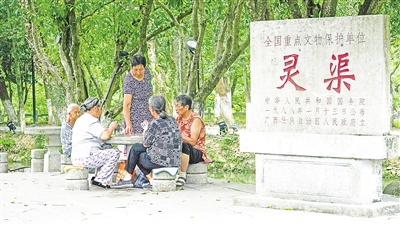     靈渠位于廣西壯族自治區(qū)桂林市興安縣，全長36.4公里，是連接長江流域和珠江流域的一條古代運河。水清岸綠渠暢景美，每年吸引游客100多萬人次。