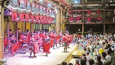     8月27日，在廣西桂林市龍勝各族自治縣龍脊鎮(zhèn)黃洛瑤寨，紅瑤姑娘表演曬紅衣，紅瑤梳長發(fā)等特色活動。黃洛瑤寨共有83戶，348人，獲評“首批中國少數(shù)民族特色村寨”。