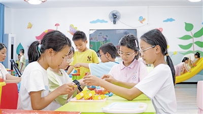     柳州市三江侗族自治縣古宜鎮(zhèn)南站社區(qū)兒童活動室，小朋友在玩游戲。